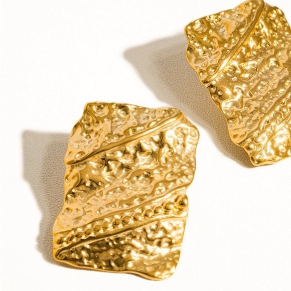 18K Gold Bold Earring - Picture 3 of 3